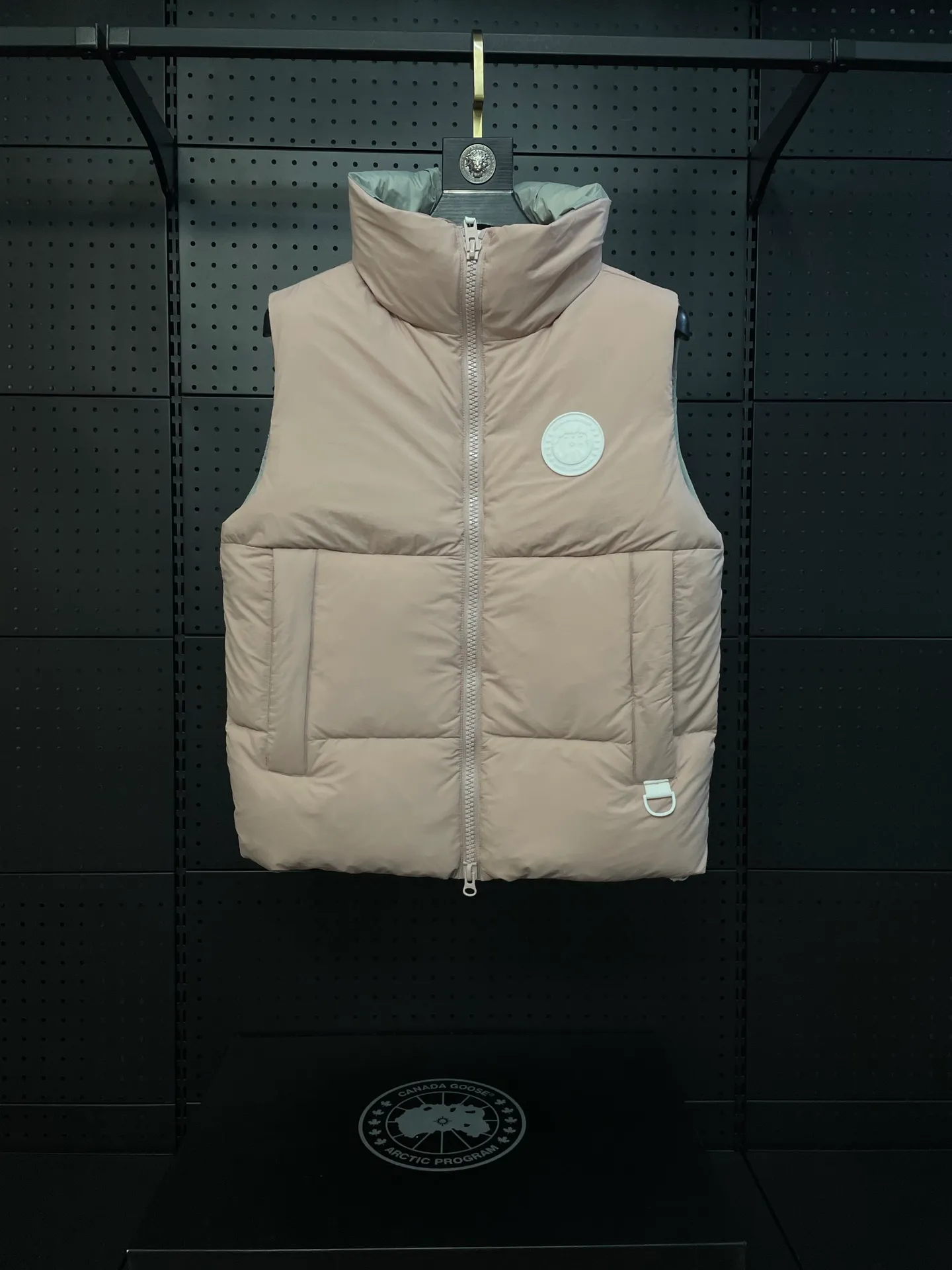 P500 Style number: Y108 soft light powder, top pure quality, white label capsule vest for couples, design concept: new limited edition white label vest, same style for men and women, filled with 625 fill power white goose down, and the fabric has a satin feel. Suitable for wearing in spring and autumn in various cities, this round neck design is classic and versatile, and has good thermal insulation effect! Fabric + Features: Fabric: 85% polyester, 15% cotton, windproof and waterproof Lining: 100% polyester, windproof and waterproof Filling: 80% pure white duck down, 20% pure white feather Fill power: 625 Care instructions: Dry clean Pockets: Straight insert + diagonal insert Pocket Zipper: Genuine ykk two-way entrance zipper tei temperature and feeling index 1: lightweight minus 5 degrees to 5 degrees. Technology: The fabric is made of cordura polyamide fabric, which is a new functional fabric and a leading technology product. The durability is 2 times higher than ordinary nylon fabric. Wear resistance, strong tear resistance, good hand feel and good color.   The liner is filled with imported 625 fill power 80 white duck down, and the liner is reinforced with anti-runaway velvet liner. The fly on the front center fly is designed with snap buttons to prevent ventilation and rain. Whether it is hiking, urban walking or polar exploration, this style can help you find the Canada Goose vest that suits your body, activities and lifestyle. Size: XS-XL